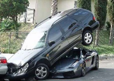 Lamborghini Saabın altına girdi