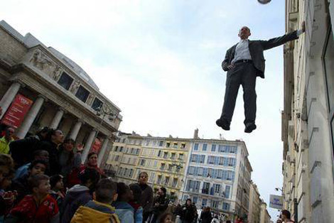 Havada asılı adamın numarası! galerisi resim 1