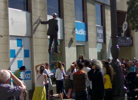 Havada asılı adamın numarası! galerisi resim 4