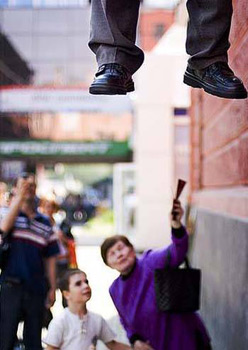 Havada asılı adamın numarası! galerisi resim 5