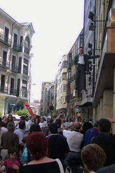 Havada asılı adamın numarası! galerisi resim 7