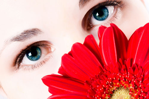 Göz şişkinliklerinden 5 dakikada kurtulun!