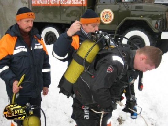 Göle uçan 3 kişi böyle dondu galerisi resim 1