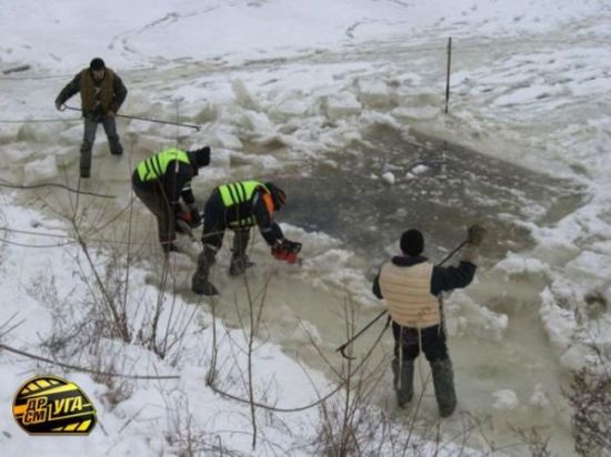 Göle uçan 3 kişi böyle dondu galerisi resim 2