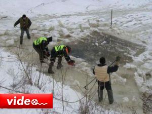 Göle uçan 3 kişi böyle dondu