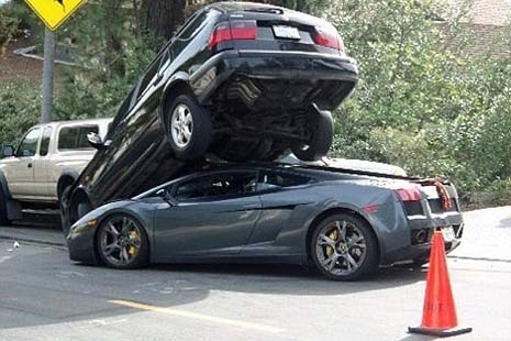 Lamborghini Saab'ın altına girdi galerisi resim 2