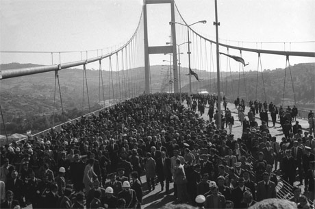 Boğaziçi Köprüsü 36 yıl önce böyle kuruldu. galerisi resim 16