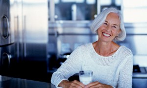Osteoporozdan korunmak için günde iki bardak süt