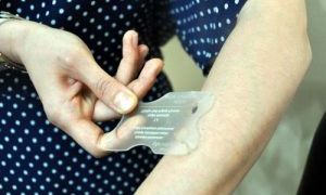 8 bin 810 kişiye kene çıkarma aparatı