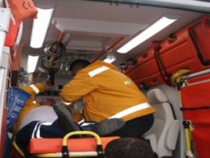 Ambulans tezgaha çarptı! Manav sahibi ambulans şoförünün burnunu kırdı! Hasta ise EX oldu!