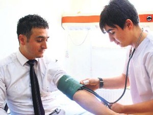 Erkek hemşire cinsiyet ayrımıyla savaşıyor