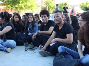 Üniversite öğrencileri maden işçileri için vicdan nöbeti tuttu