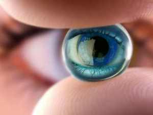 Hollandalı kadına Türkiye'de yapay göz bebeği takıldı