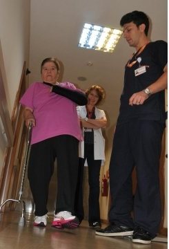 İngiltere'den sedyeyle getirildi, Türkiye'de bastonla yürümeye başladı