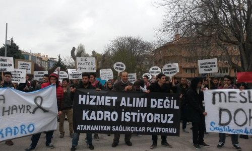 Atanamayan sağlık çalışanları Sağlık Bakanlığı önünde eylem yaptı