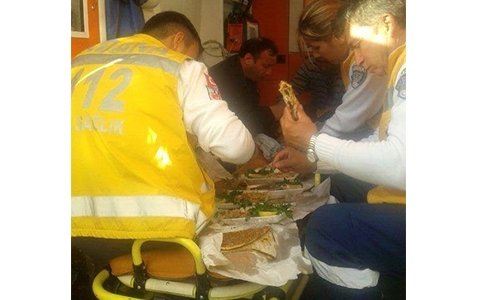 Ambulansta lahmacun ziyafeti!