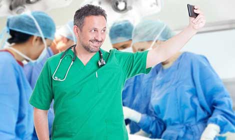 Doktor, doğum sırasında selfie çekti