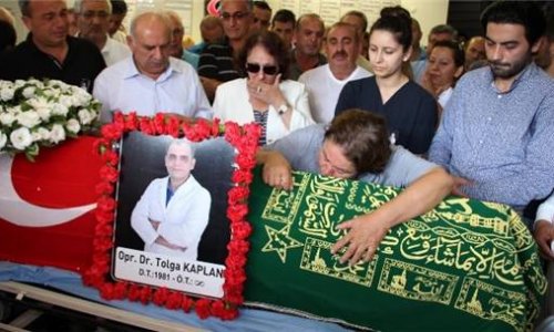 Denizde boğularak ölen doktor için hüzünlü uğurlama