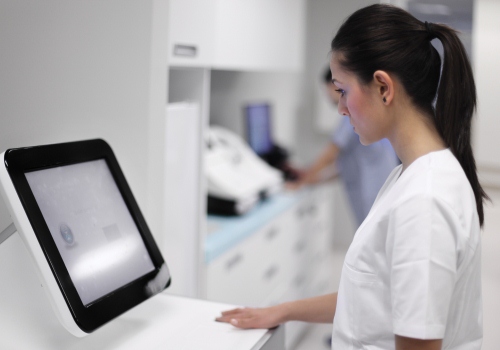 Hasta ilacını hemşirenin parmak izi ile alacak