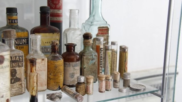 40 yıllık eczacının mini ilaç müzesi