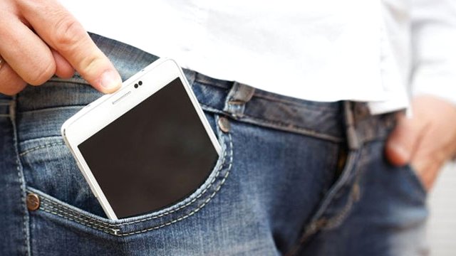 Testislere yakın taşınan cep telefonları spermleri azaltıyor