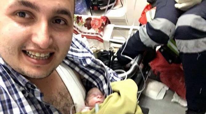 Doktor ambulansta doğan bebeği göğsünde ısıtarak yaşattı