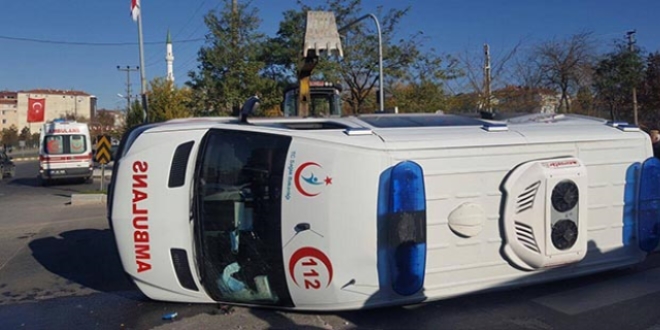 Ambulans ile minibüs çarpıştı: 3'ü sağlık görevlisi 6 yaralı