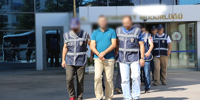 Manisa'da 3 doktor ile 1 laborant gözaltına alındı