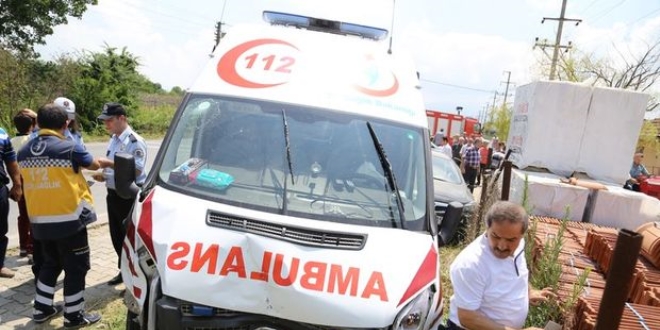 Sakarya'da ambulans ile ticari araç çarpıştı: 5 yaralı