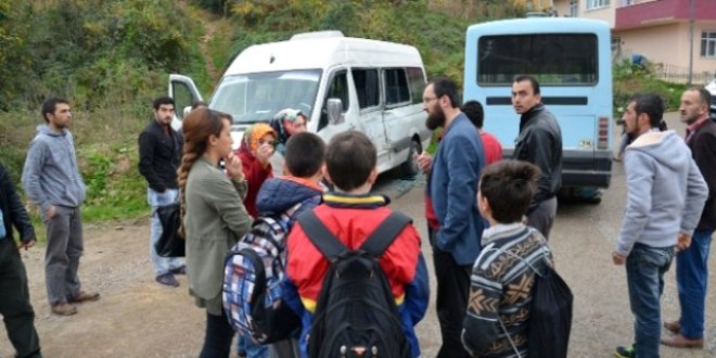 Öğrenci servisi ile halk otobüsü çarpıştı: 18 yaralı