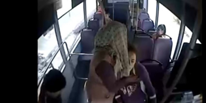 Otobüs şoförü, rahatsızlanan kadını hastaneye yetiştirdi