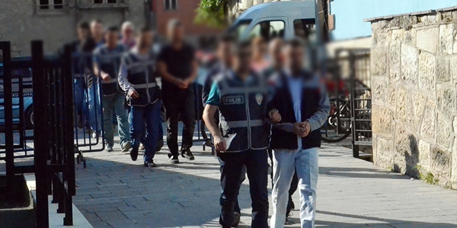 İzmir'de 14 sağlık çalışanına gözaltı
