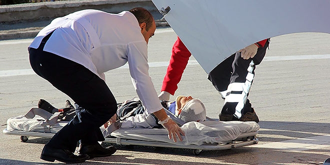 Üzerine okul kapısı düşen öğrenci yaralandı