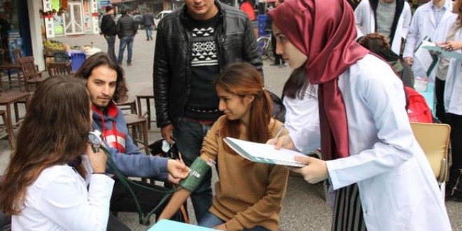 Doktor adaylarından sokakta sağlık kontrolü