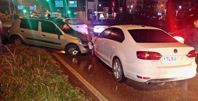 Otomobilin çarptığı kadın taklalar atarak sağlık merkezi önüne düştü