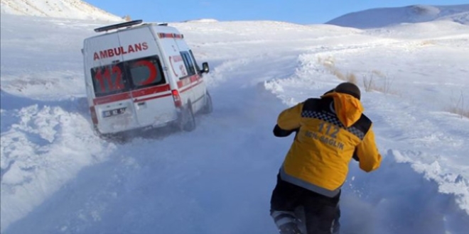 Kar nedeniyle mahsur kalan hasta kurtarıldı