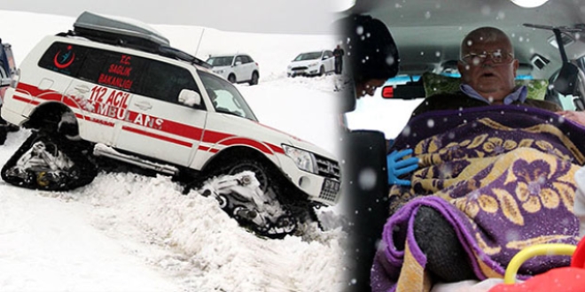 Şehit babası, paletli ambulansla hastaneye kaldırıldı