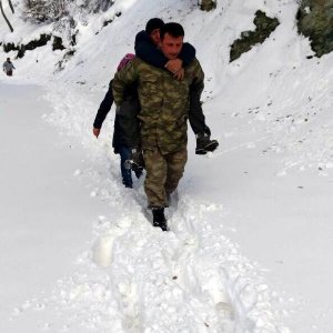 Uzman çavuş kalp hastasını karda sırtında taşıdı
