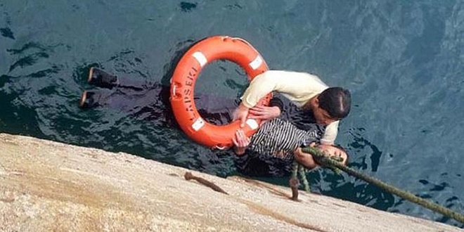 Geçen hafta aldığı eğitimle denize düşen kişiyi kurtardı
