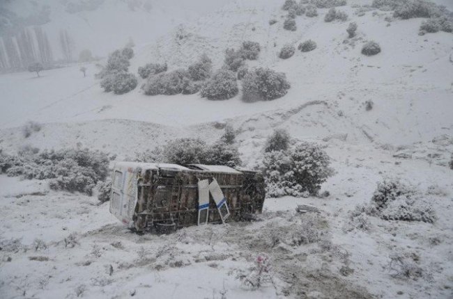 Öğrenci servisi uçuruma yuvarlandı