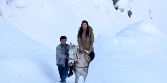 Van'da Duygu öğretmene 4x4 katır servisi