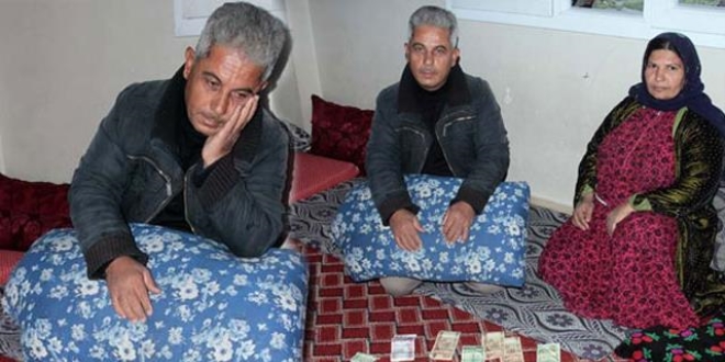 Yardım için verilen yastıktan para çıktı