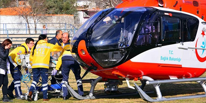 Ambulans helikopter prematüre bebek için havalandı