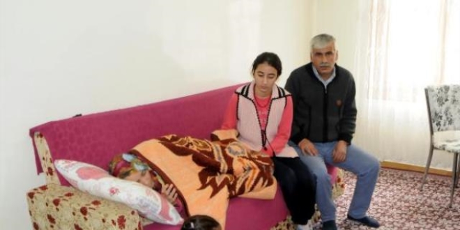 13 yaşındaki Fatma, annesine bakabilmek için okulu bıraktı