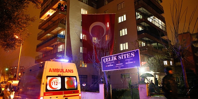 Şehit polis Fethi Sekin'in evine Türk bayrağı asıldı