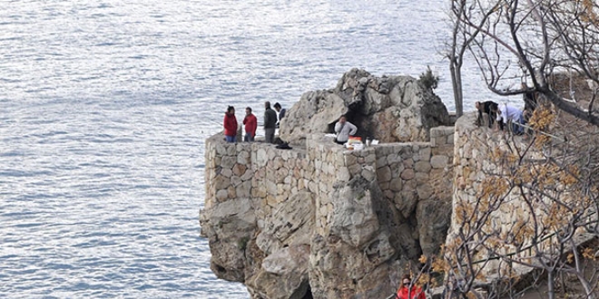 Antalya'da 15 yaşındaki genç falezlerden denize düştü