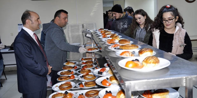 Gece ders çalışan öğrenciye ücretsiz çay ve simit