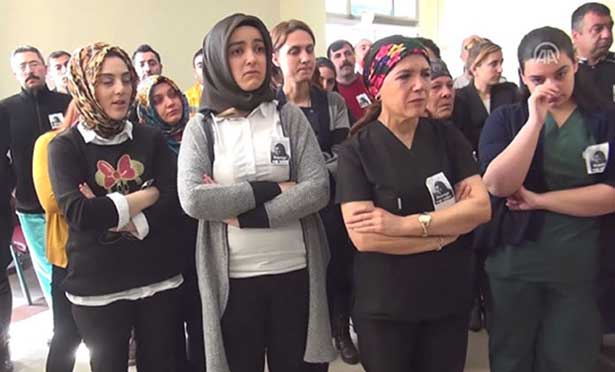 Meslektaşları hayatını kaybeden hemşire için ağladı