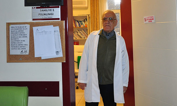 1960 yılından mezun olan Dr. Toksöz 80 yaşında ve hala ilk aşkla hasta muayene ediyor