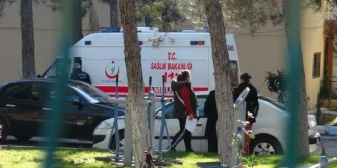 Üniversite öğrencisi boğazını keserek intihar etti